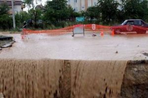 Yollar dereye d&ouml;nd&uuml; ara&ccedil;lar mahsur kaldı