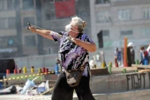 Sapanla taş atan kadın kim &ccedil;ıktı?