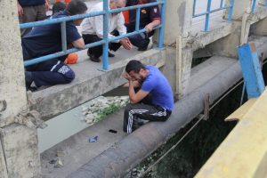 Eşinden boşanmak istemeyen şahıs ağladı