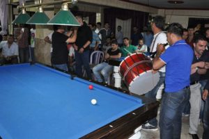 Bilardo masası etrafında barış halayı &ccedil;ektiler