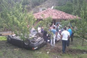 Otomobil tarlaya u&ccedil;tu