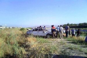 Aracın camından fırladı su kanalında can verdi