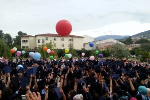 Yağmur altında mezuniyet coşkusu