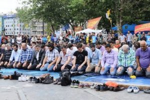 Gezi Parkı'nda cuma namazı