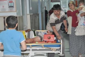Minib&uuml;s motosiklete &ccedil;arptı: 2 yaralı