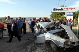Minib&uuml;sle otomobil &ccedil;arpıştı: 1 &ouml;l&uuml;