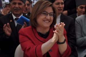 "Baş&ouml;rt&uuml;l&uuml; kadına da sahip &ccedil;ıkın"