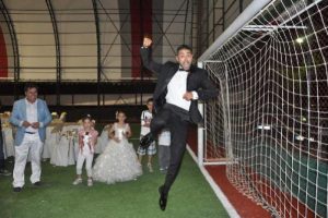 B&ouml;yle olur futbolcunun d&uuml;ğ&uuml;n&uuml;!