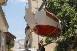 Balkonda yaptığı tekneyi vin&ccedil;le denize indirdi