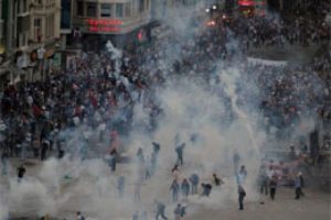 Gezi Parkı m&uuml;dahalesi trafiği fel&ccedil; etti