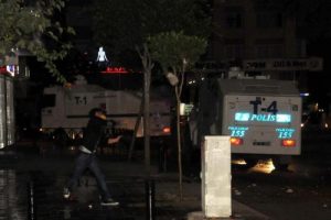 Ak Parti İl Başkanlığı'na y&uuml;r&uuml;mek isteyen kalabalığa m&uuml;dahale