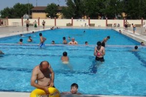 Sıcak havalar &ccedil;ocukları havuzlara y&ouml;nlendirdi
