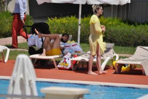 Egemen Korkmaz eşiyle birlikte havuzda