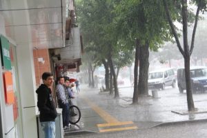 Şiddetli yağmur hayatı olumsuz etkiledi