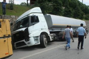 Bankete d&uuml;şen akaryakıt tankeri korkuttu