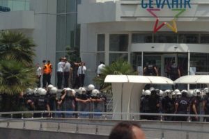 Polis AVM'ye girdi, ortalık karıştı