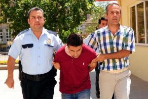 13 yıllık eşini &ccedil;ocuklarının &ouml;n&uuml;nde bı&ccedil;aklayarak &ouml;ld&uuml;rd&uuml;