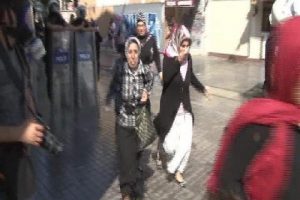 Nikahtan &ccedil;ıktılar m&uuml;dahalenin ortasında kaldılar