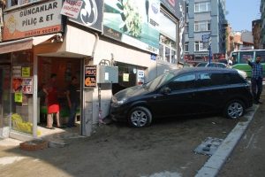 Telefonla konuşurken tavuk&ccedil;uya girdi