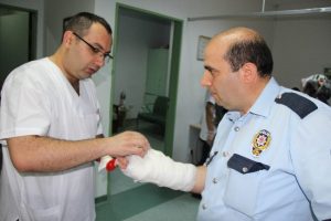 Kavga ettiği kişilere ara&ccedil;la &ccedil;arptı