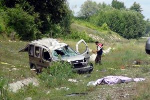 Otomobil şarampole yuvarlandı