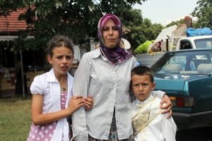 İki &ccedil;ocuğuyla sokakta kaldı