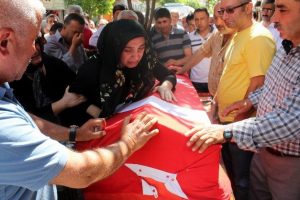 Nişanlısının naaşını &ouml;perek uğurladı