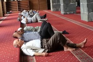 Sıcaktan bunalanlar kendini camiye attı