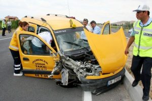 Kamyonet park halindeki otomobile &ccedil;arptı