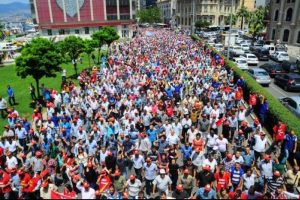İzmir'de 10 bin iş&ccedil;i y&uuml;r&uuml;d&uuml;
