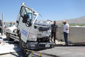 Kontrol&uuml;n&uuml; kaybeden kamyonet duvara &ccedil;arptı: 2 &ouml;l&uuml;