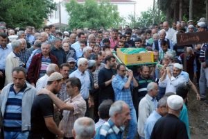 &Ouml;len s&uuml;r&uuml;c&uuml;, babasının ve amcasının yanına defnedildi