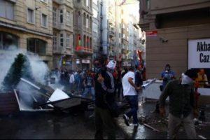 İstiklal Caddesi'nde boyalı mermi ile m&uuml;dahale