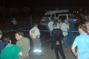 Anne ve &ccedil;ocuğuna &ouml;nce polis aracı daha sonra dolmuş &ccedil;arptı