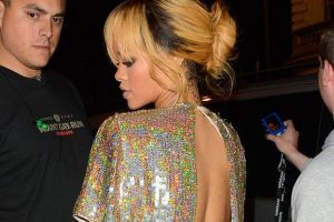 Rihanna'dan sırt dekoltesiyle b&uuml;y&uuml;ledi