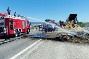Saman y&uuml;kl&uuml; TIR'da yangın