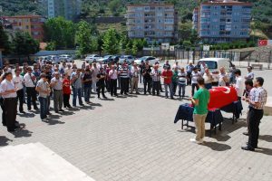 &Ccedil;atıdan d&uuml;şen &ouml;ğretmene &ouml;ğrencilerinden son g&ouml;rev