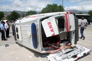 Ambulansın kaza anı g&ouml;r&uuml;nt&uuml;lendi