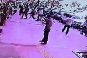 Silahlı saldırı anı an be an g&ouml;r&uuml;nt&uuml;lendi