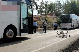Otob&uuml;s&uuml;n &ccedil;arptığı gen&ccedil;, yaşam savaşını kaybetti