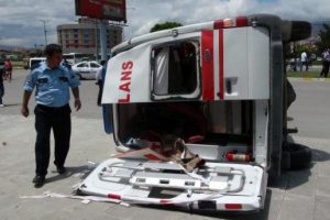 Yaralı taşıyan ambulans kaza yaptı