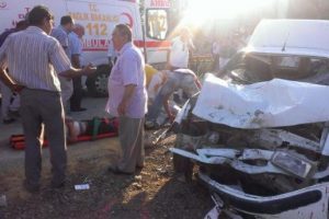 Otomobil motosikletle &ccedil;arpıştı: 3 yaralı