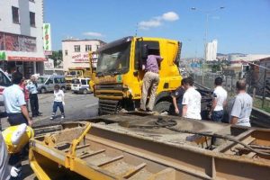 Kontrols&uuml;z şerit değiştiren TIR dehşet sa&ccedil;tı
