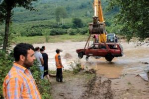 Sele kapılan otomobil kum yığınından &ccedil;ıkarıldı