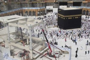 Kabe'ye ge&ccedil;ici tavaf alanı yapılıyor