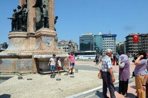 Taksim Meydanı'nda hayat normale d&ouml;nmeye başladı