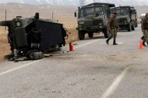 Askeri ara&ccedil; kaza yaptı: 8 yaralı