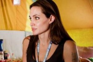 Angelina Jolie'nin d&ouml;vmesinin sırrı &ccedil;&ouml;z&uuml;ld&uuml;