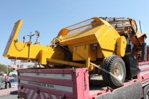 Hırsızlar saman balya makinesini &ccedil;aldı