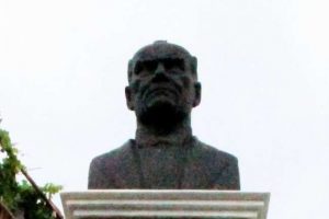 Atat&uuml;rk'&uuml;n hediye ettiği kendi b&uuml;st&uuml; korunuyor